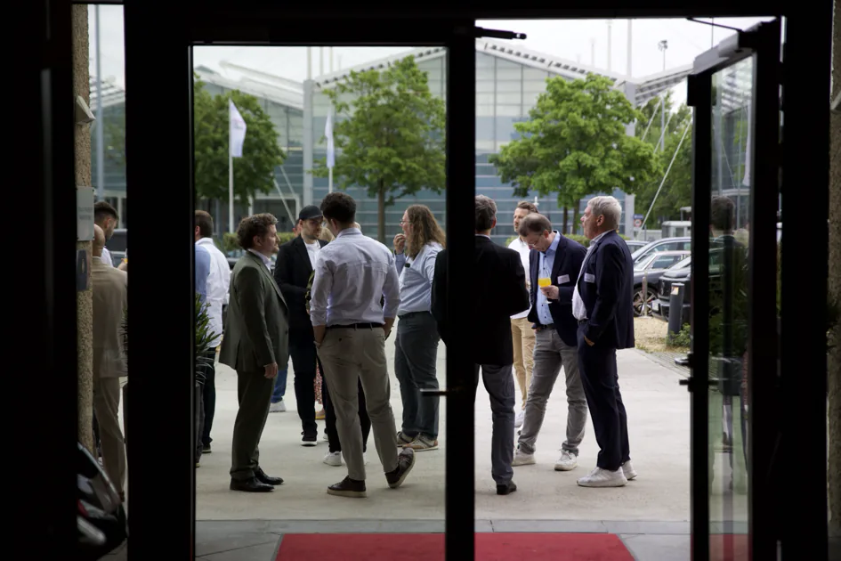 Gäste im Gespräch vor dem Eingang des Drivers & Business Club